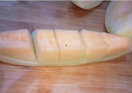 吃瓜要削皮吗,为何要削皮，揭秘瓜果食用奥秘