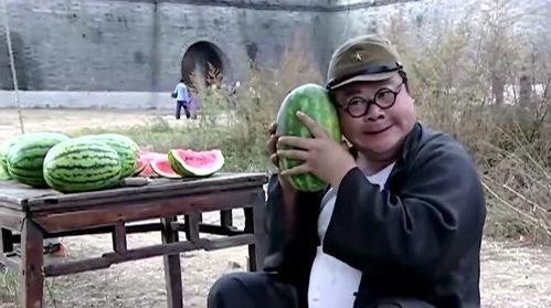 兄弟吃瓜搞笑瞬间,笑料百出，欢乐无限