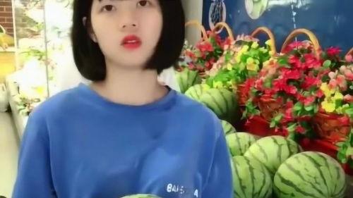 搞笑姐弟吃瓜趣事